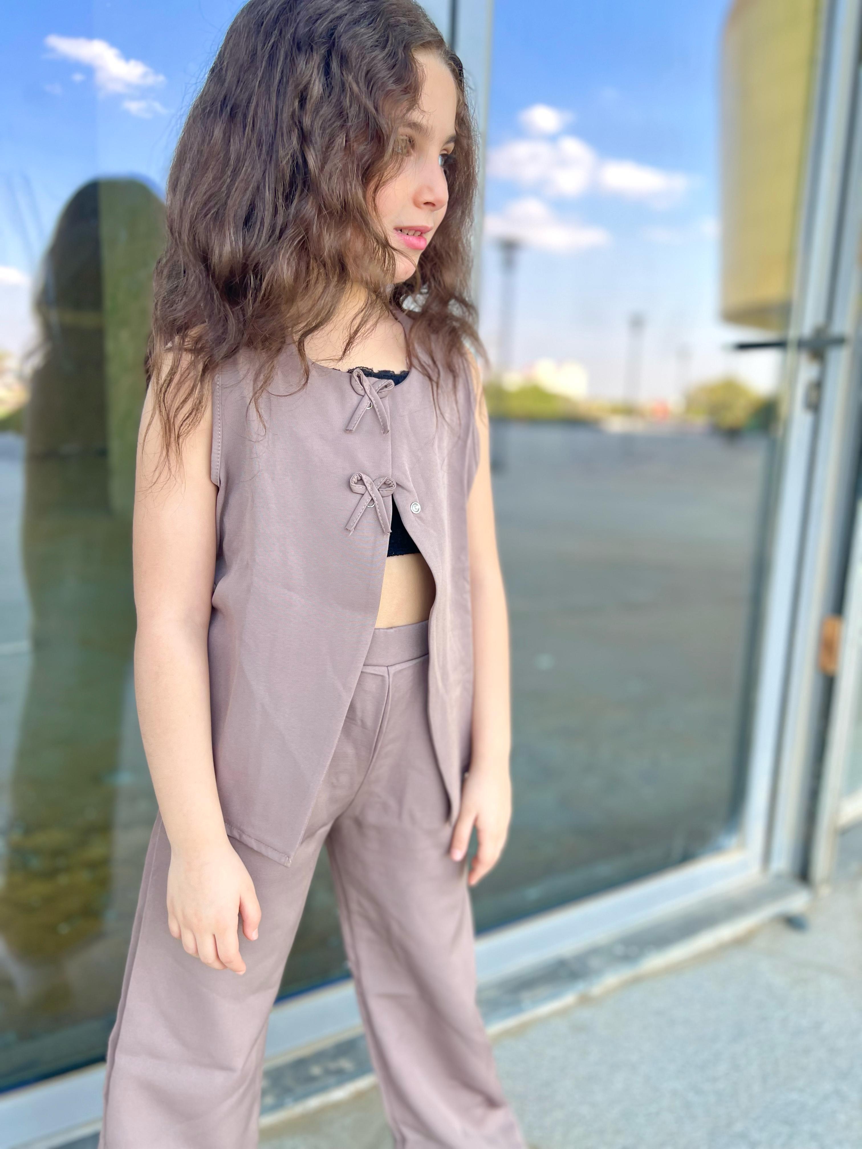 Bow Vest Set in cafe