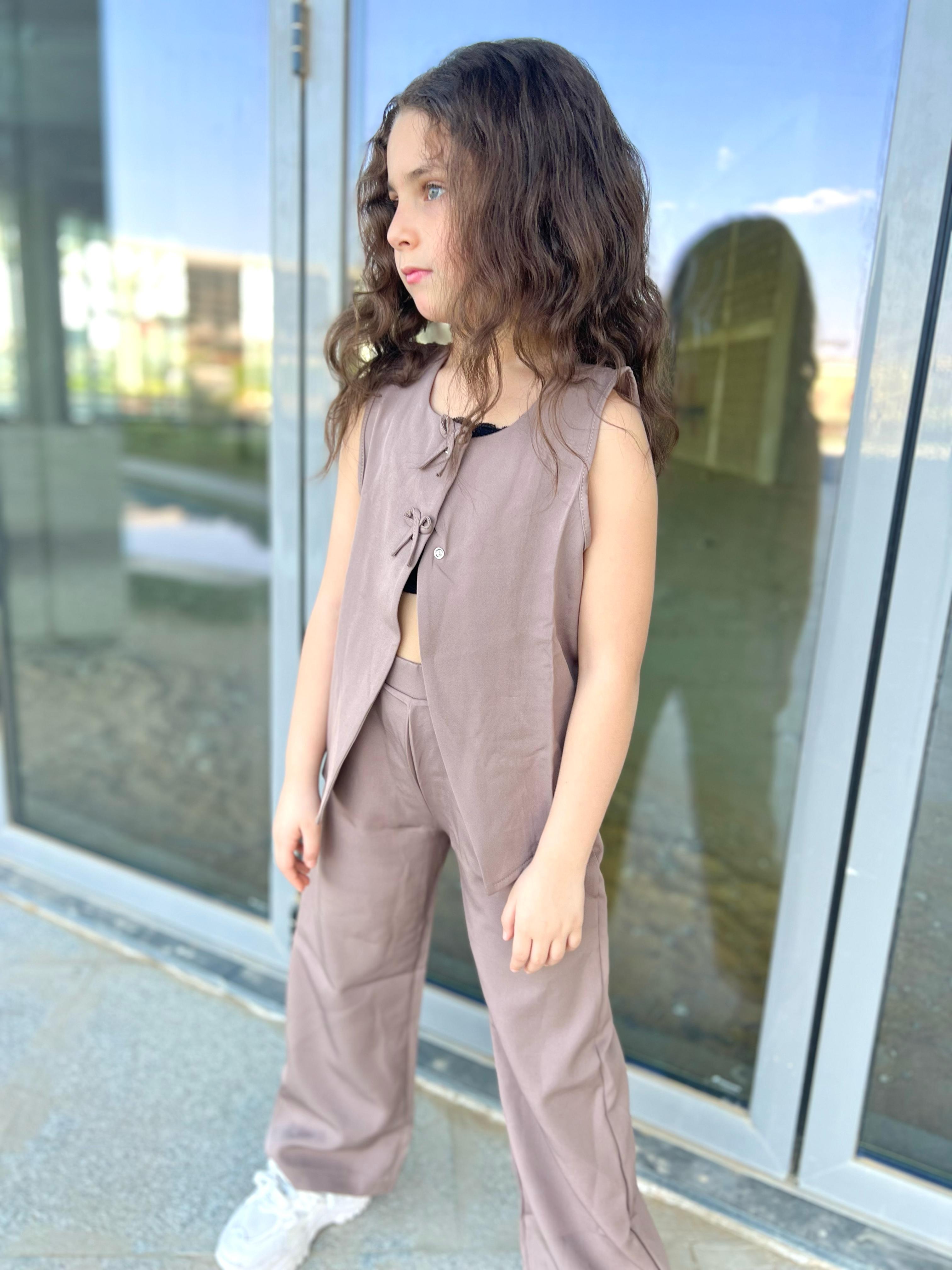 Bow Vest Set in cafe