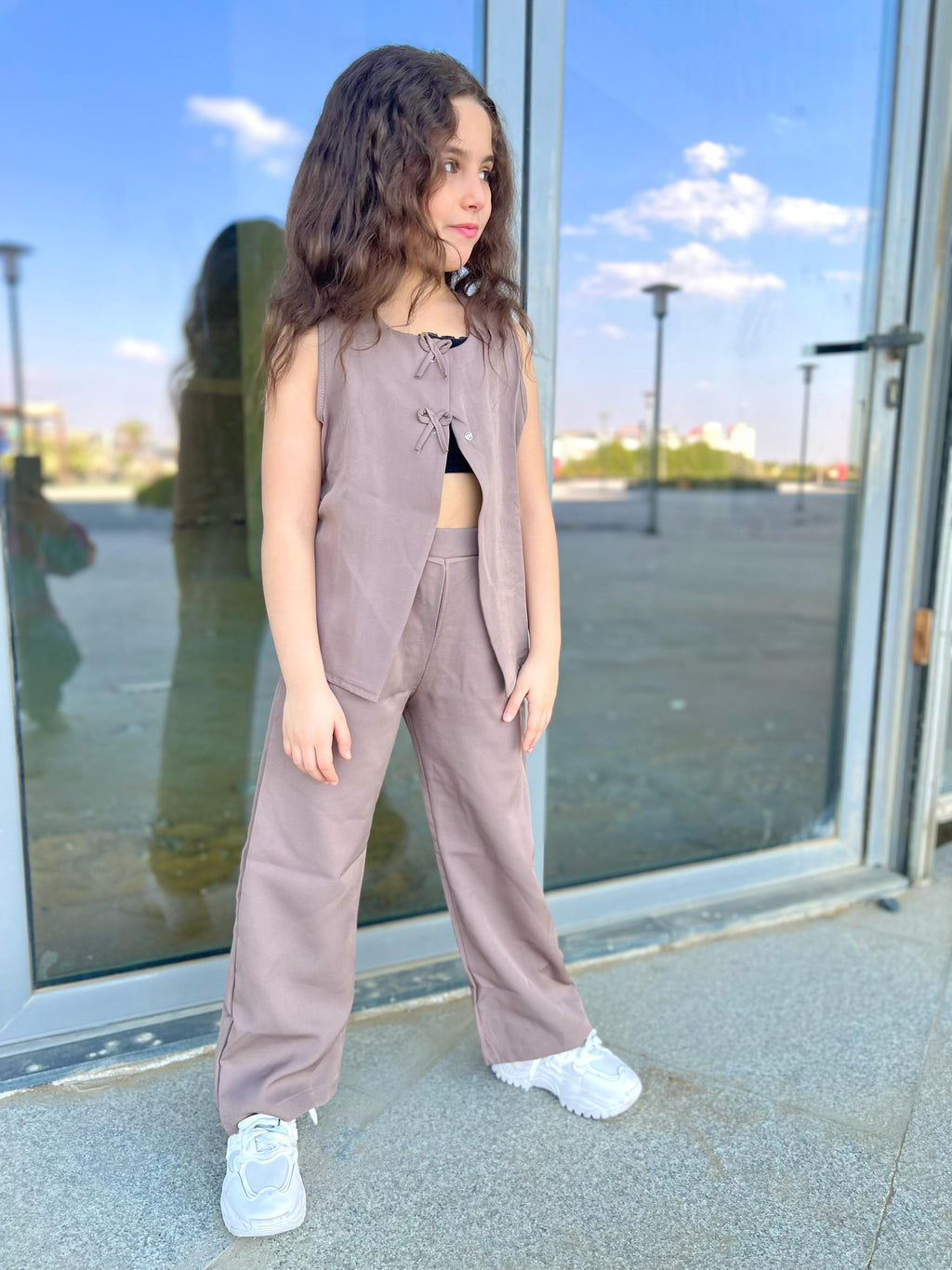 Bow Vest Set in cafe