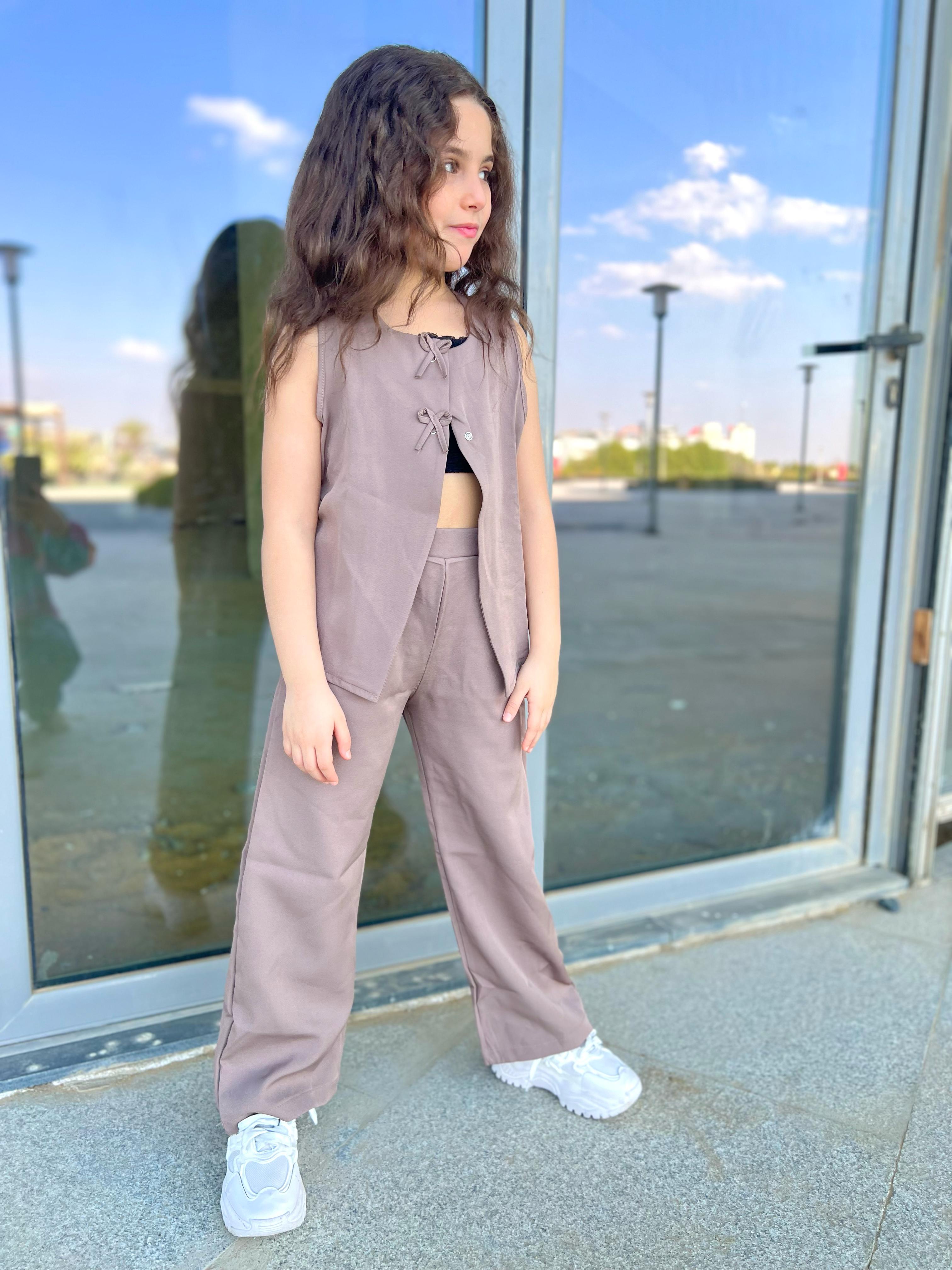 Bow Vest Set in cafe